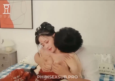 Phệt mỹ nữ đi ra từ bên trong bức tranh đồ cổ